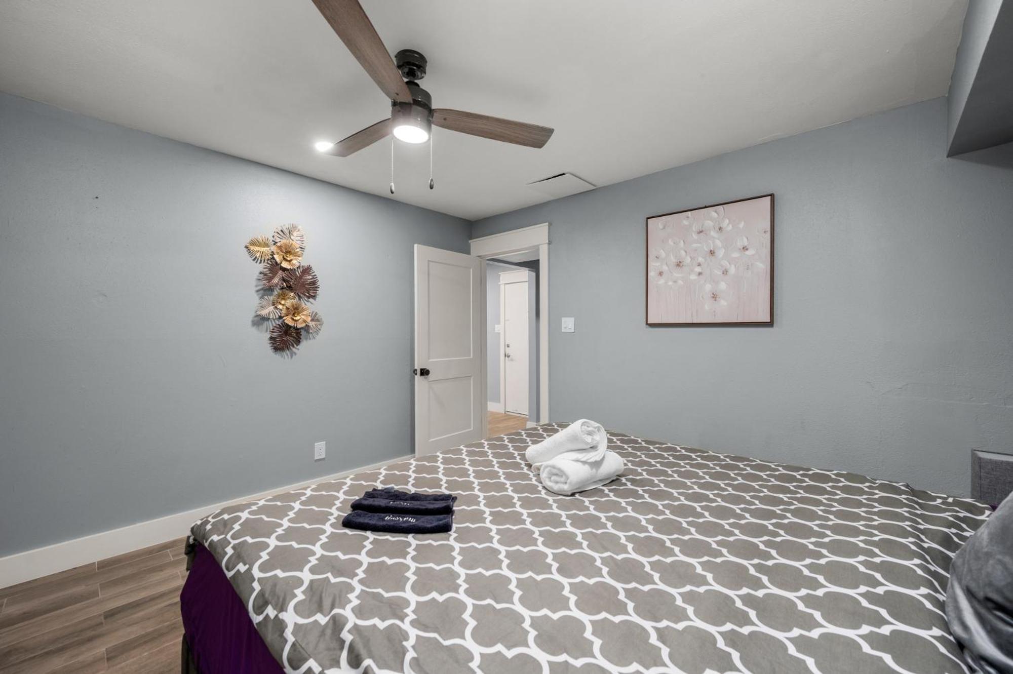 Modern Heights With Pool Daire