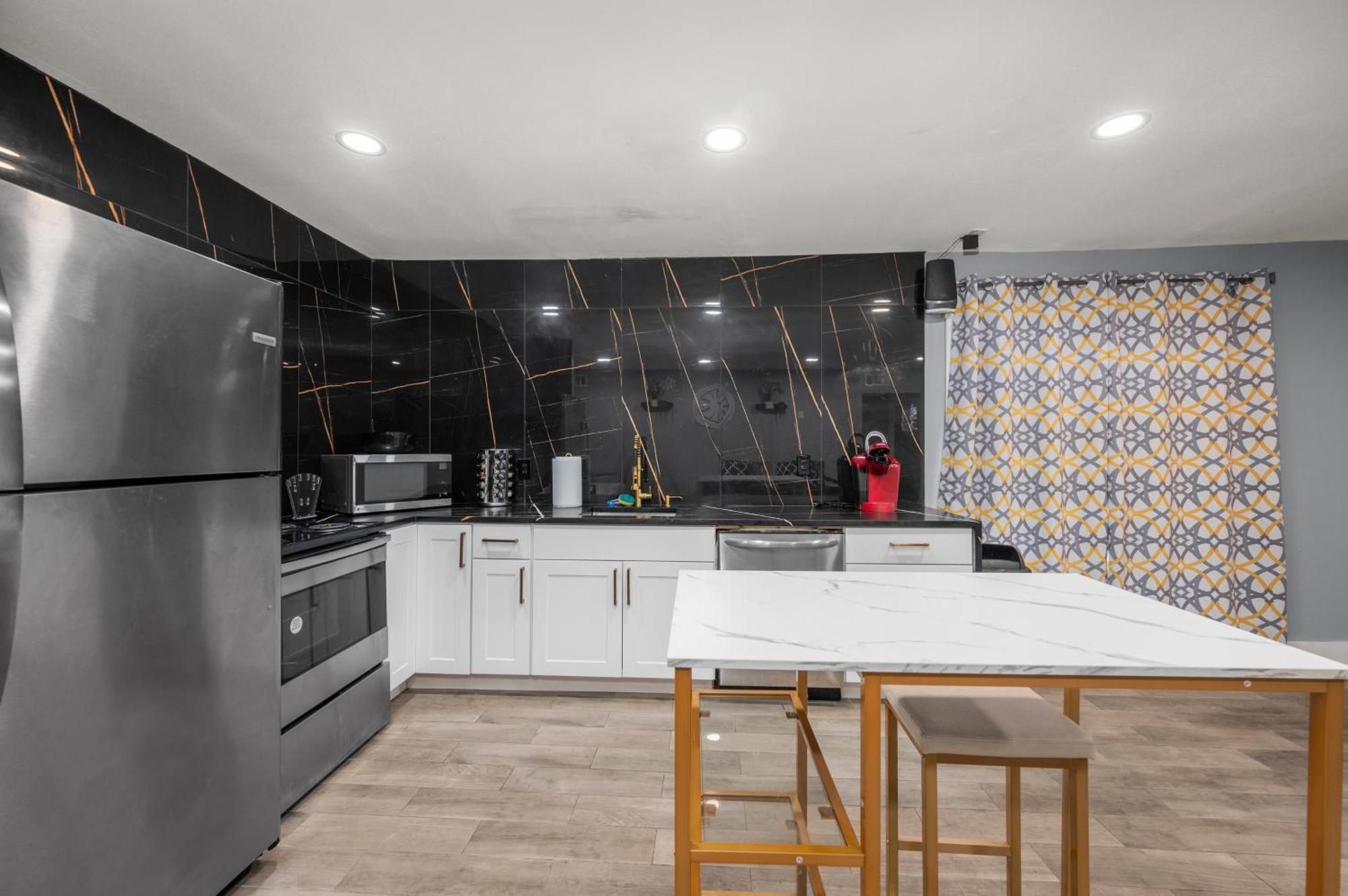 Daire Modern Heights With Pool *