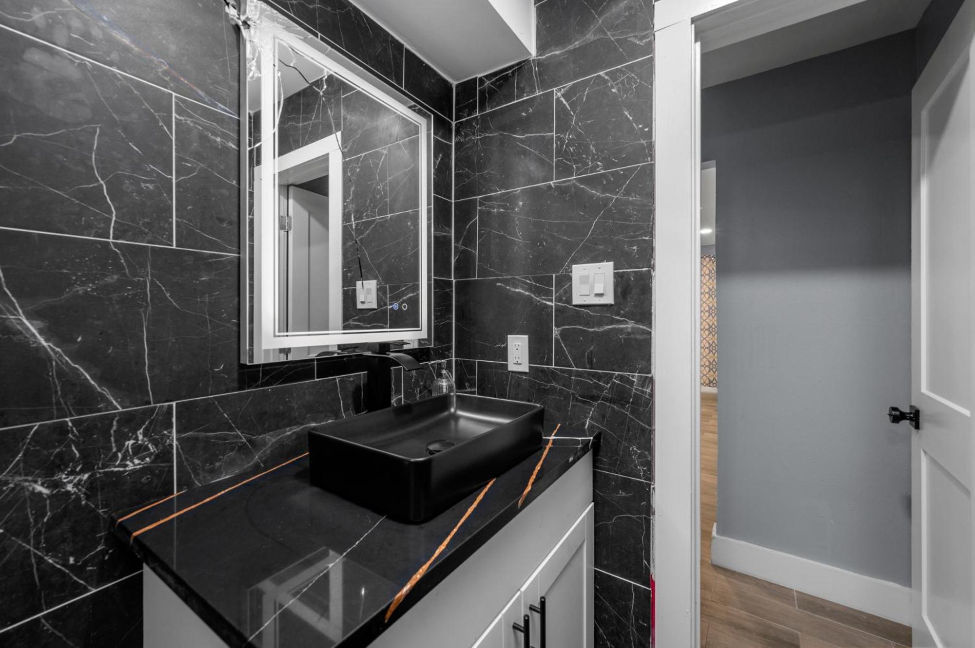Modern Heights With Pool Daire