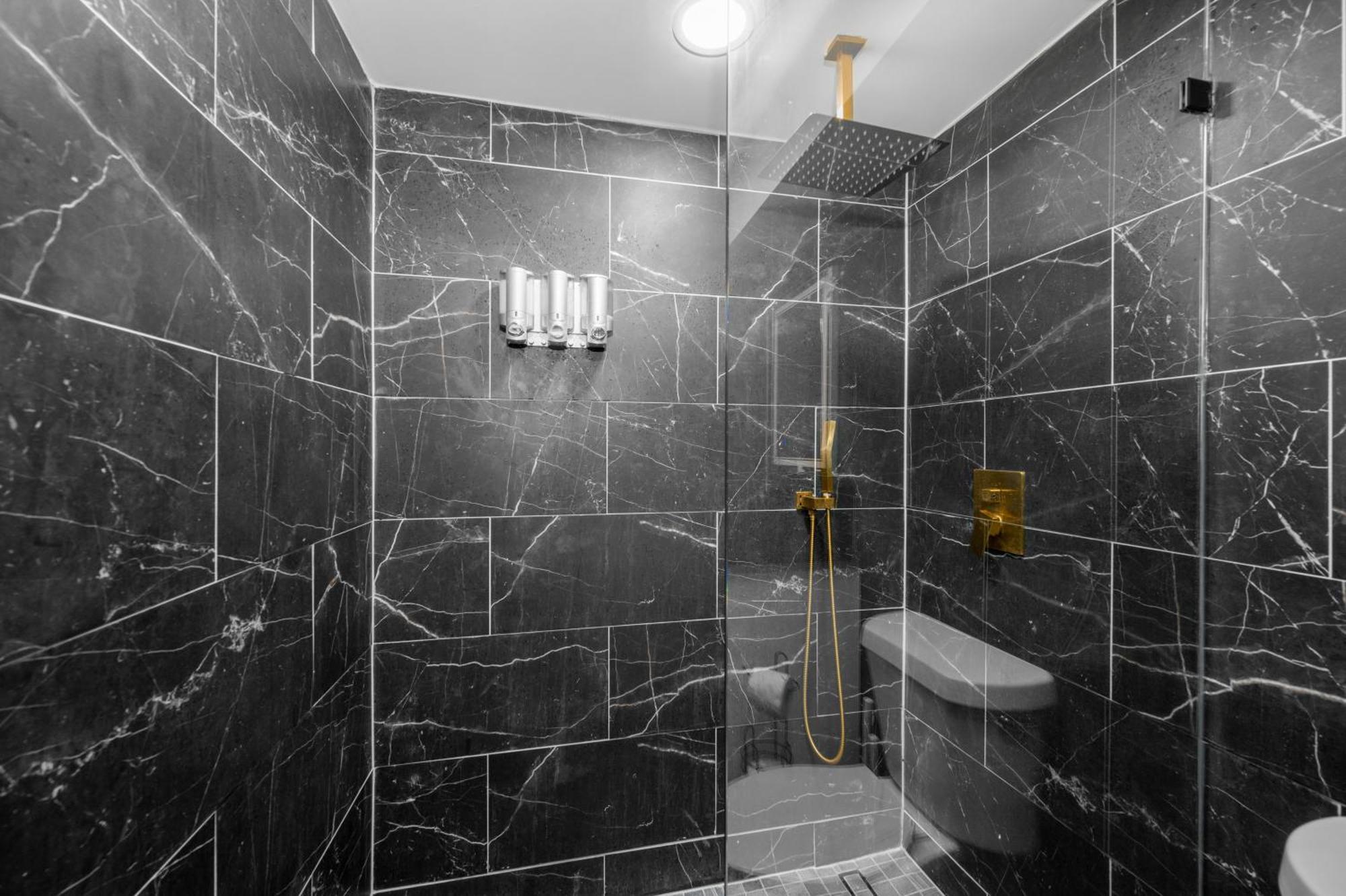 Modern Heights With Pool Daire *